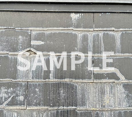 画像：スレート瓦、劣化、剥がれ、欠け、苔（Before）